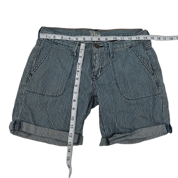 Old Navy The Diva Cuffed Hem Striped Jean Shorts Size 4 Women’s - Picture 5 of 5